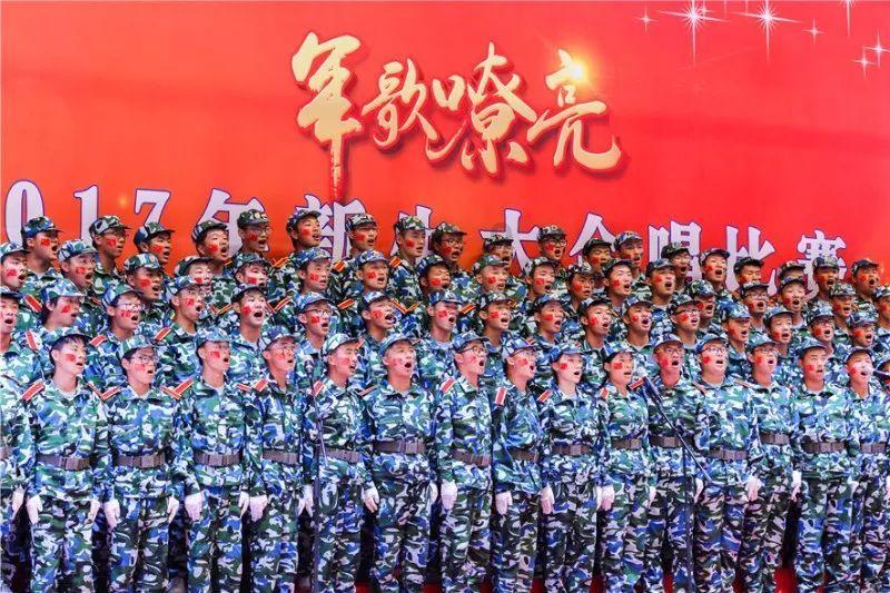逃离黑与白的房间